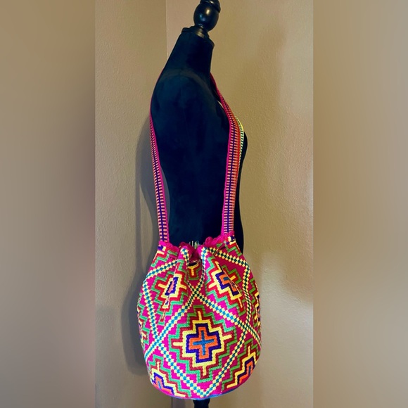 Authentic handwoven Colombian Mochila made by the Wayuu tribe in La Guajira. - Picture 5 of 7